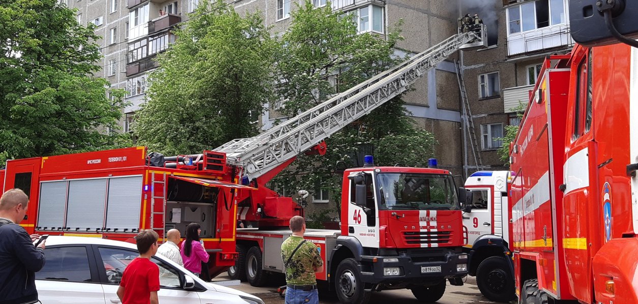 Спасение человека с помощью автолестницы, улица Мончегорская, 2019 год