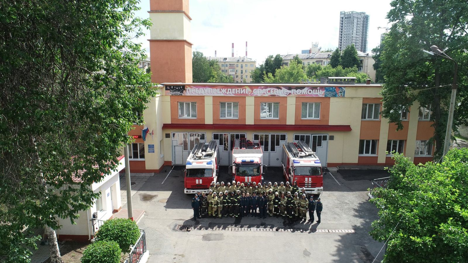 Личный состав части у здания сегодня