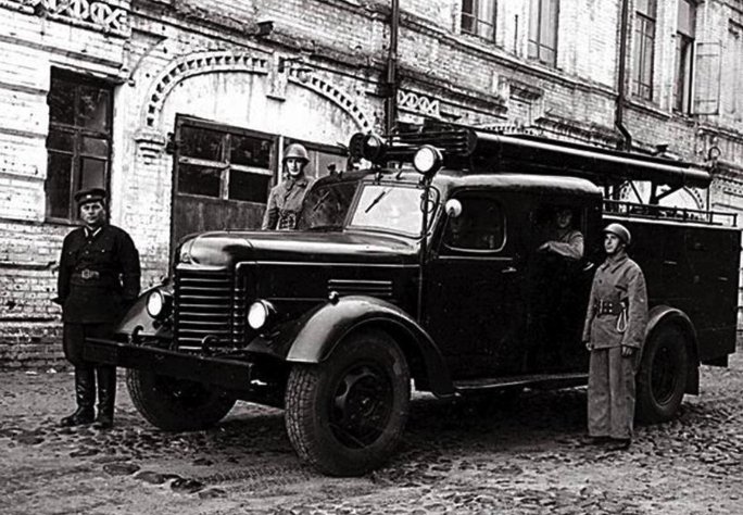 Историческое фото пожарного автомобиля и личного состава